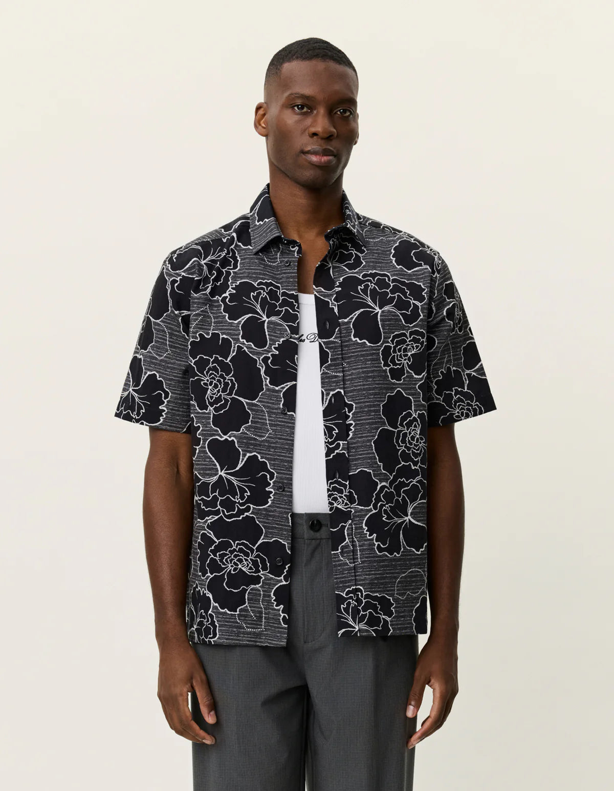 Les Deux miesten paita Charlie Poppy Aop Ss Shirt, musta