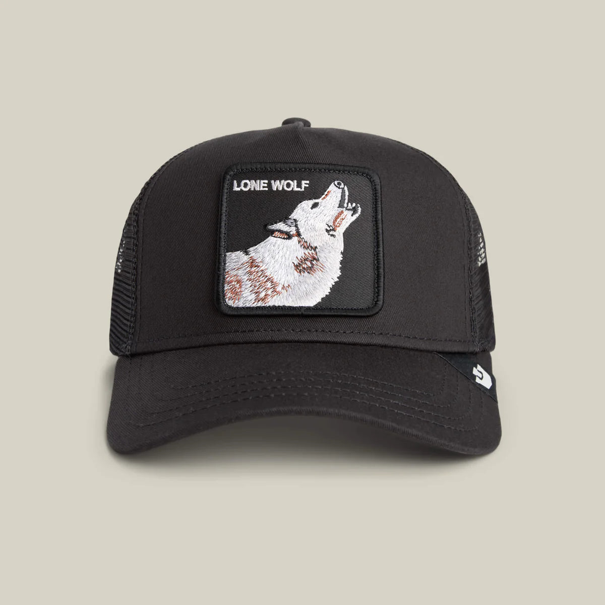 Goorin Bros lippis Lone Wolf Trucker, musta, jossa musta verkkotaustainen takakappale, suorakaiteen muotoinen etupaneeli ja valko-harmaa susikuviointi.
