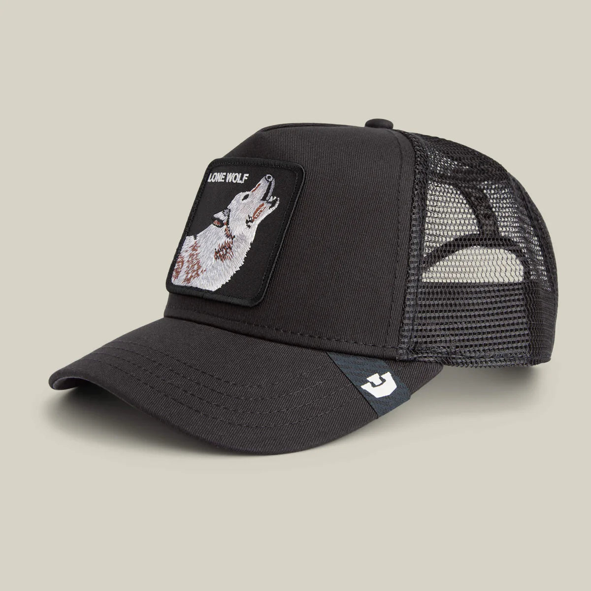 Goorin Bros lippis Lone Wolf Trucker, musta, on musta verkkopäinen lippalakki, jossa on suora lippa ja edessä valkoinen ja harmaa susiaiheinen kirjailtu merkki.