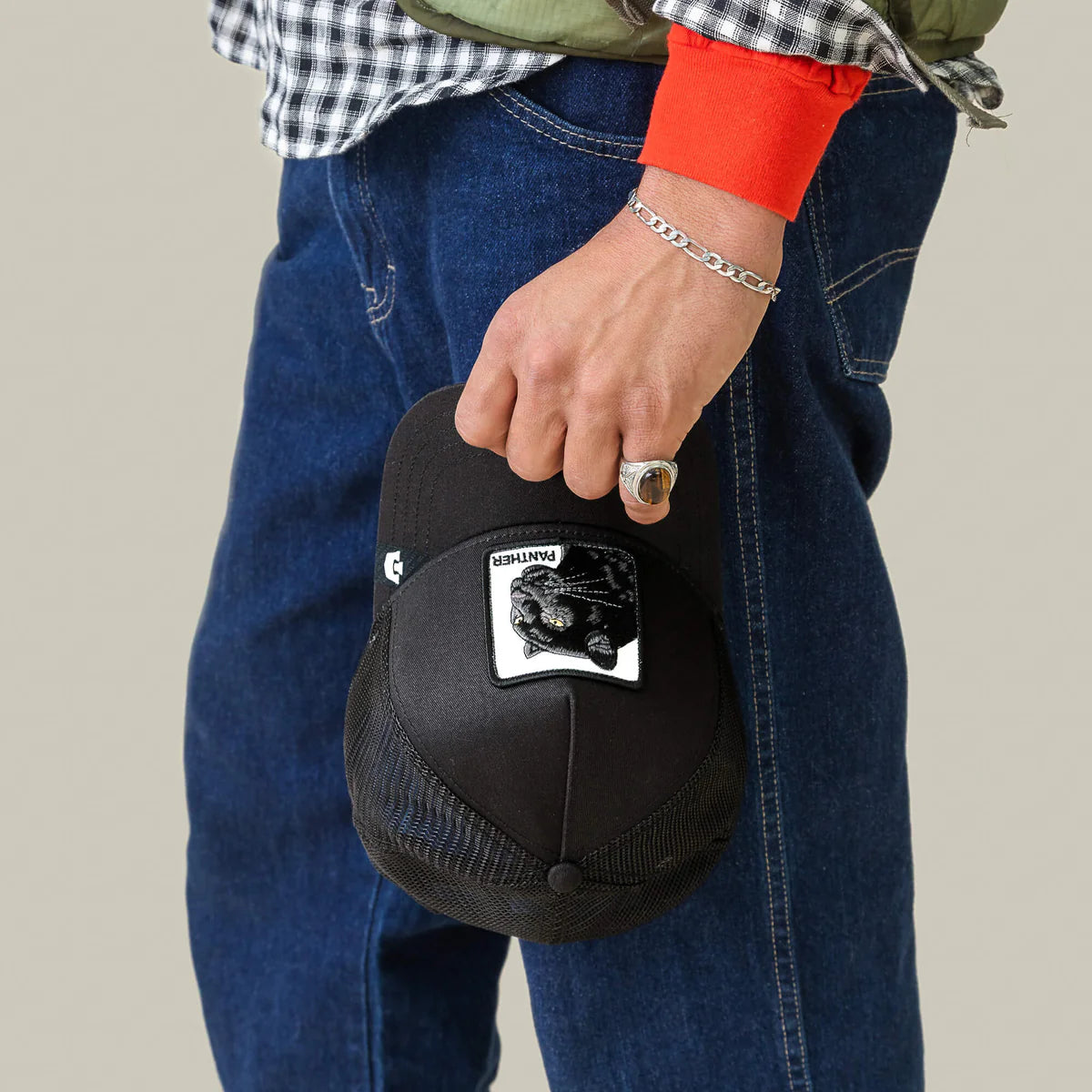 Goorin Bros lippis Panther Trucker All Black, musta, musta verkkopäinen trucker-mallin lippalakki, jossa on näyttävä Panther-aiheinen etulogo ja säädettävä takakiinnitys.