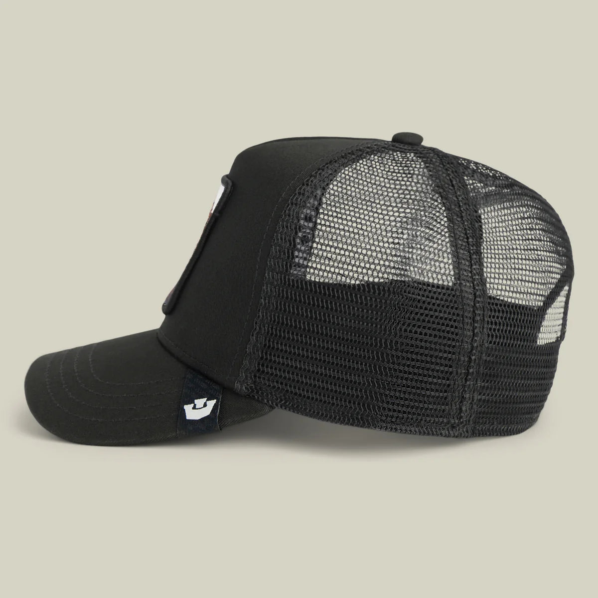 Goorin Bros lippis Lion King Trucker, musta verkkopaneelisella takaosalla, muotoillulla lippaosalla ja mustalla värillä keskipainotteisessa mallissa.