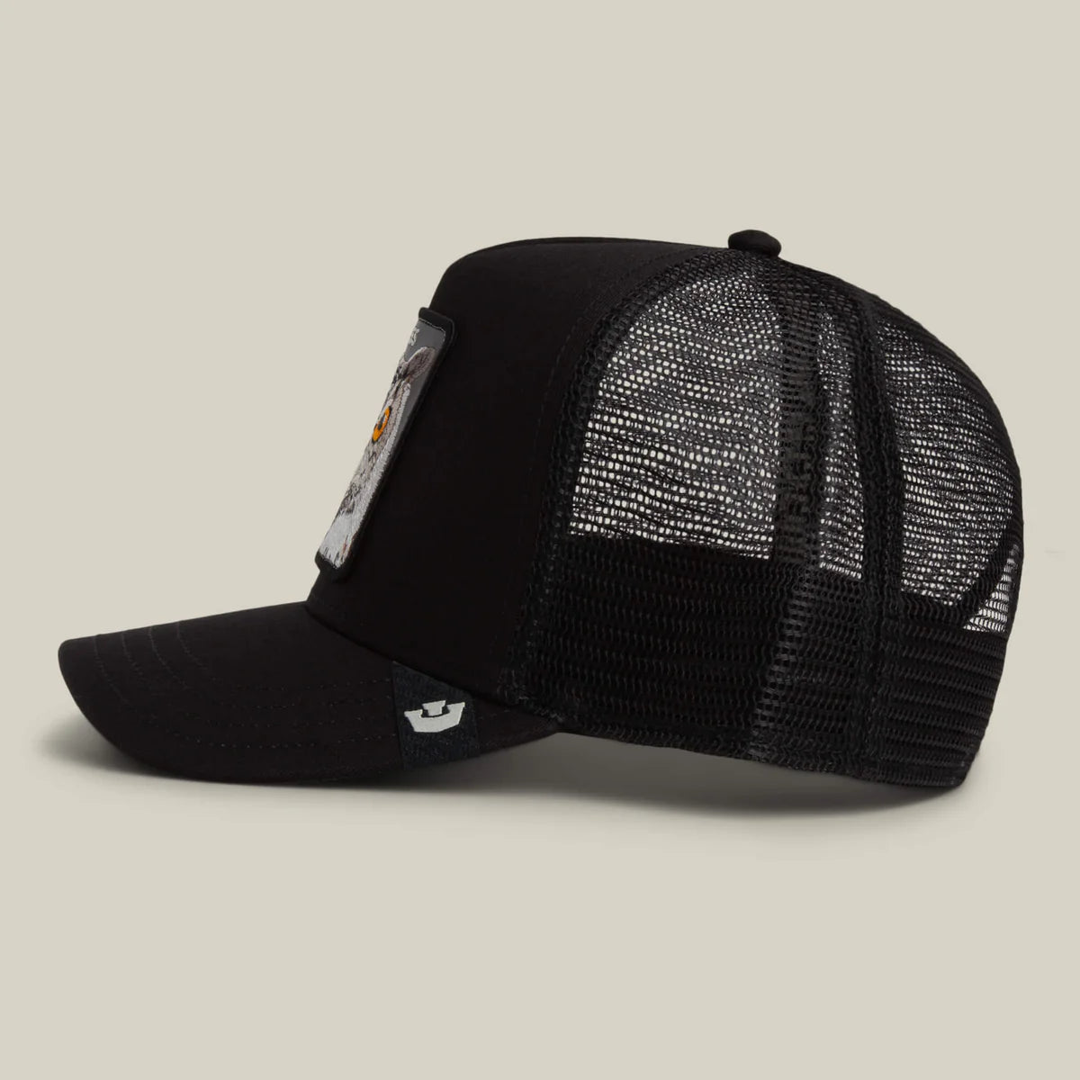Goorin Bros lippis Wise Ass Owl Trucker, musta, jossa musta verkkokuvioinen takapaneeli, suorakaiteen muotoinen kuvapatch edessä ja jäykkä lippalakki.