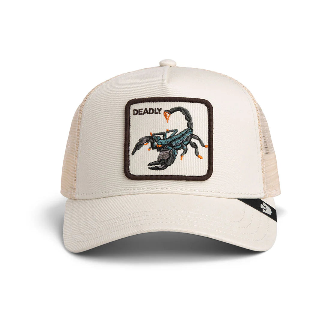 Goorin Bros lippis Deadly Scorpion Trucker Chalk, luonnonvalkoinen, jossa verkkopäinen takakappale, suorakaiteen muotoinen mustareunainen merkki siniharmaalla skorpionikuvalla ja oransseilla yksityiskohdilla.