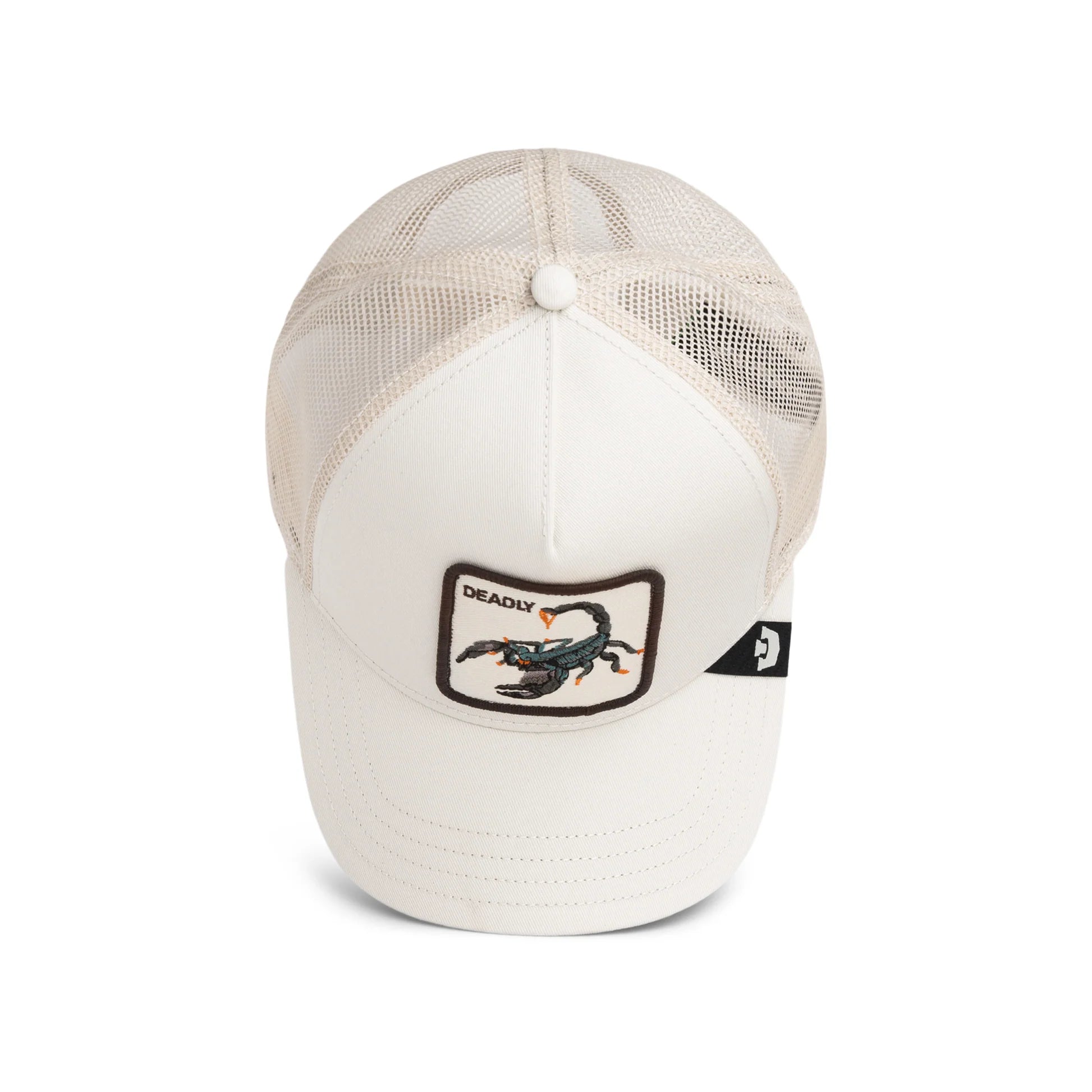 Goorin Bros lippis Deadly Scorpion Trucker Chalk, luonnonvalkoinen, jossa edessä mustaruuduissa skorpionikuvio, etupuoli tiivistä kangasta ja takana hengittävä beige verkkomateriaali.