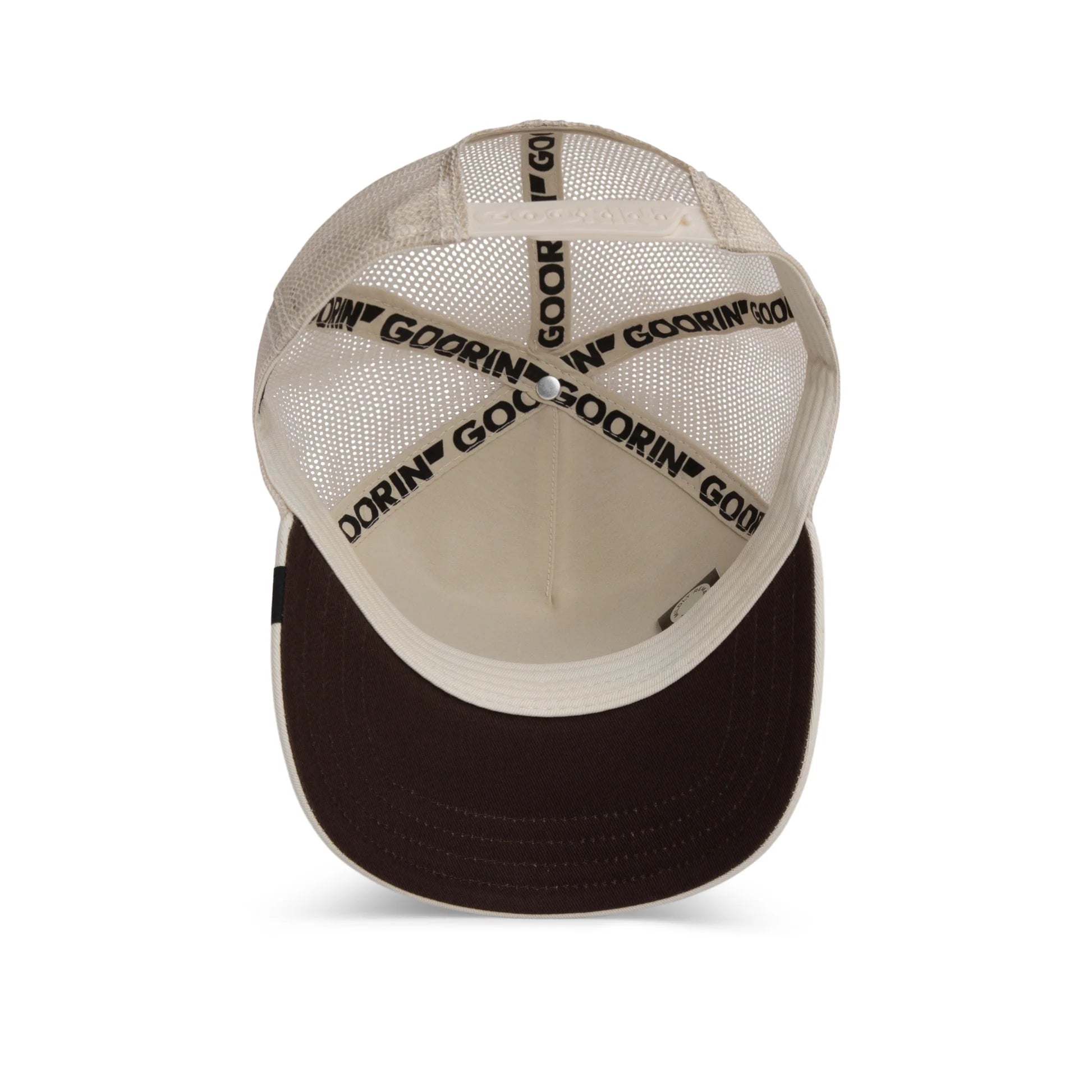 Goorin Bros lippis Deadly Scorpion Trucker Chalk, luonnonvalkoinen verkkomateriaalilla, tummanruskealla lippaosalla ja säädettävällä takakiinnityksellä.