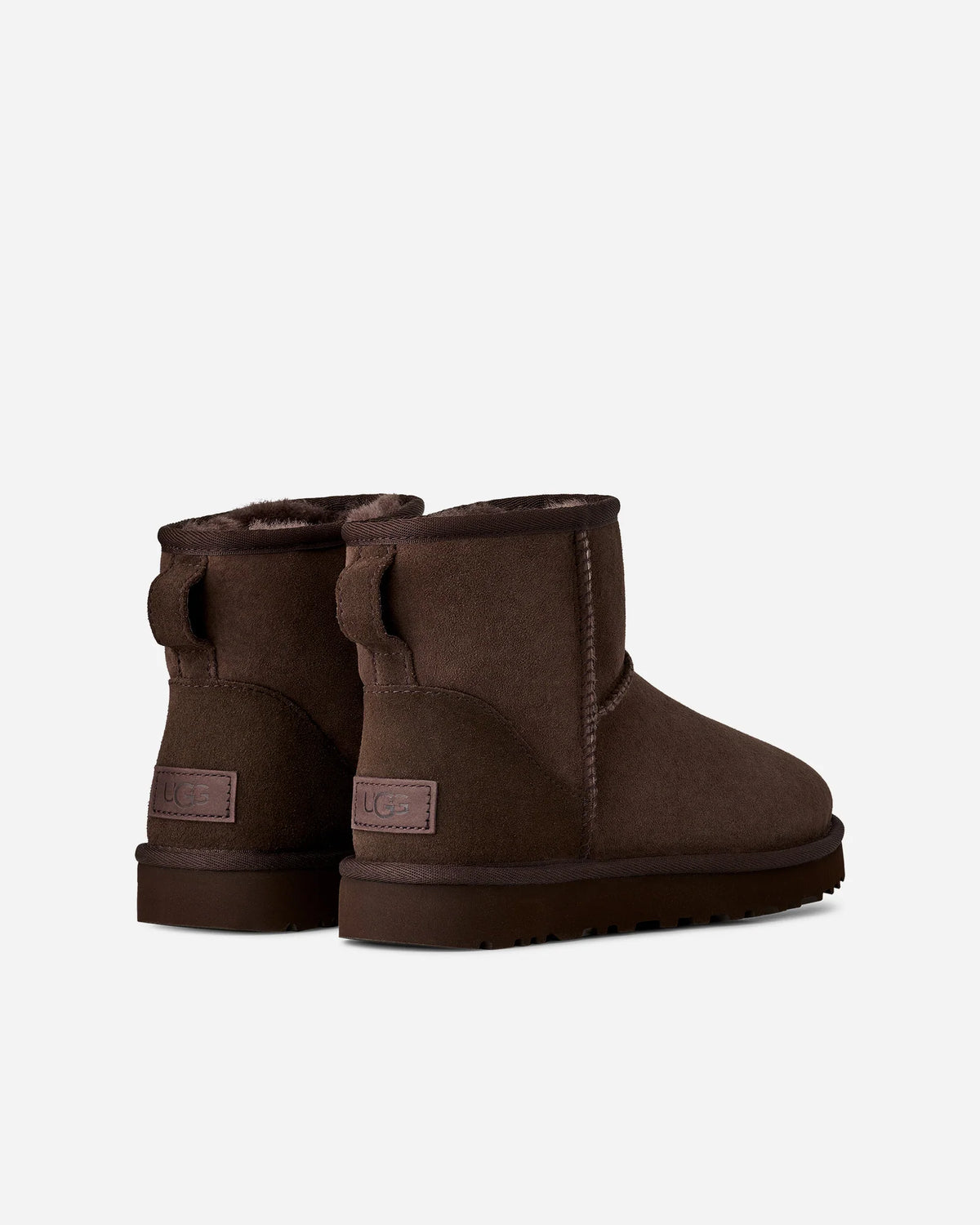 UGG naisten kengät Classic Mini II, tummanruskea, pehmeäpintaiset nilkkurit, pyöristetty kärki, lämmin vuori ja matala ruskea pohja