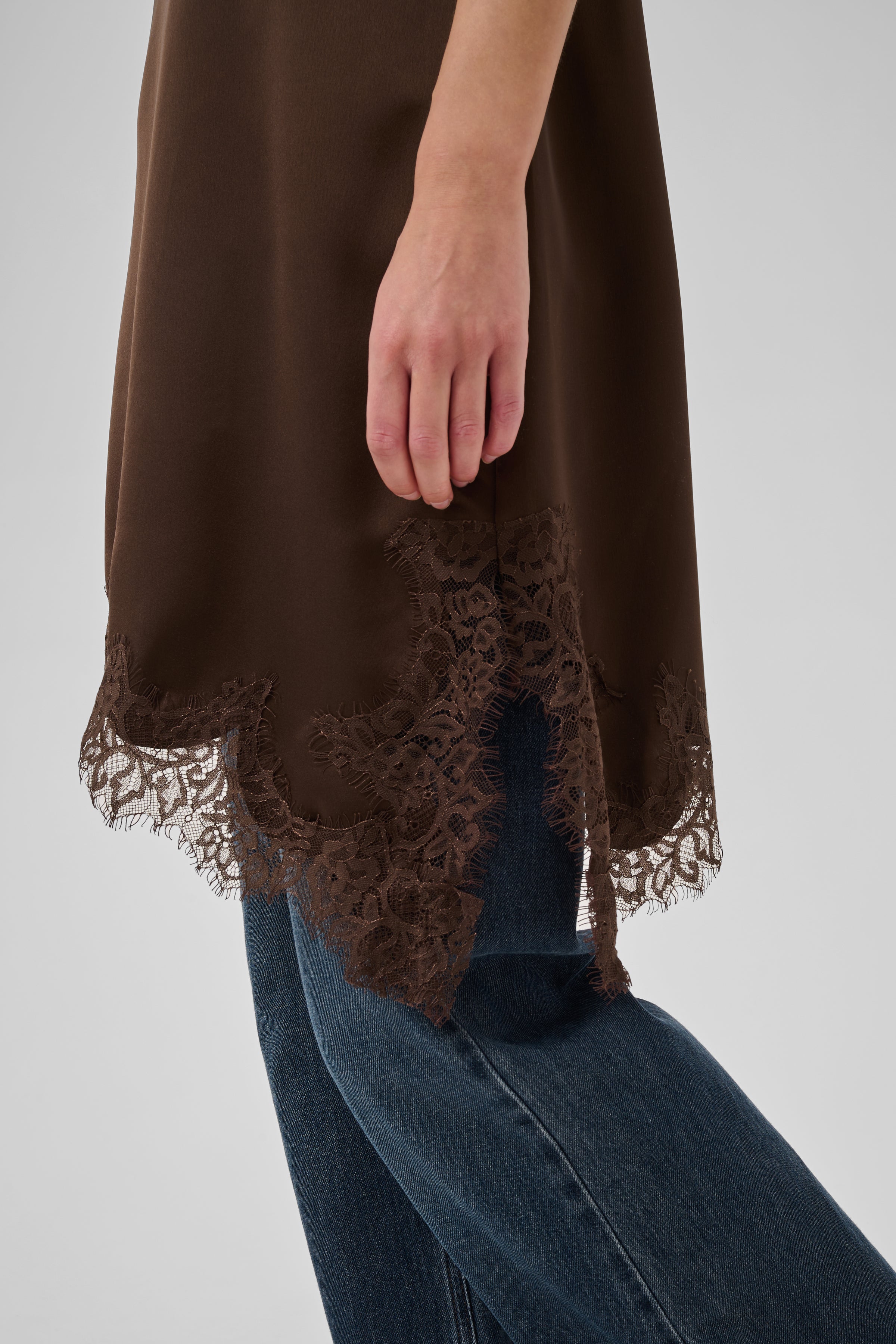 My Essential Wardrobe naisten mekko Brenda Lace, tummanruskea