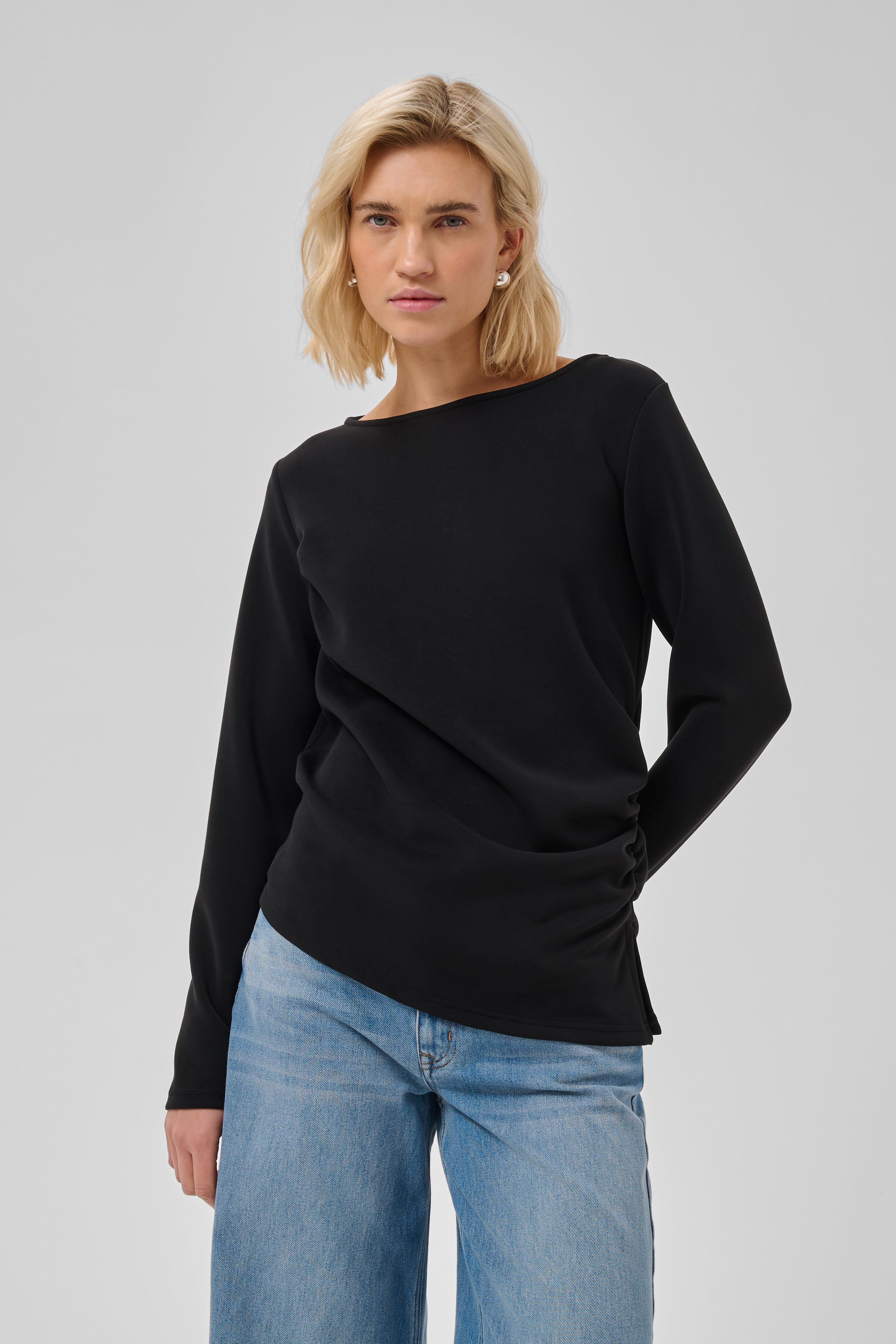 My Essential Wardrobe naisten pusero Helle, musta