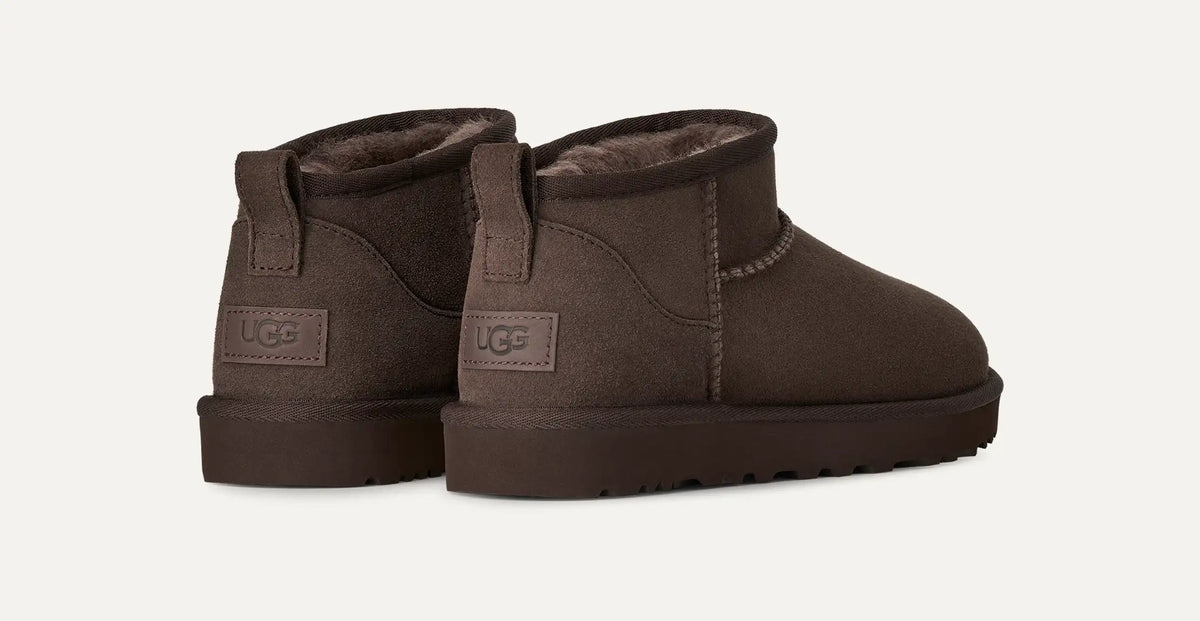 UGG naisten kengät Classic Ultra Mini, tummanruskea, matalavartiset pyöristettykärkiset nilkkurit, mokkanahkainen pinta, takalenkit ja lämmin vuori.