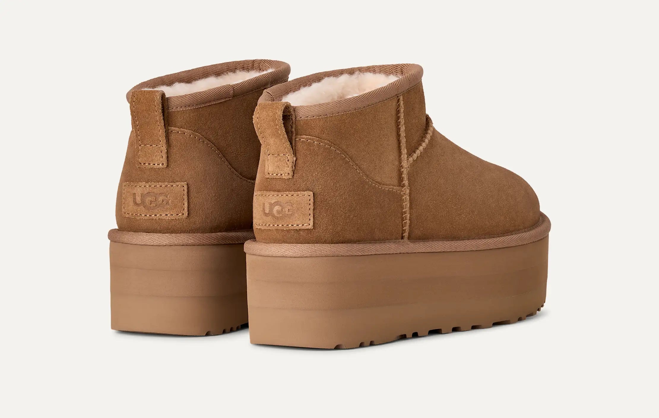 UGG naisten kengät Classic Ultra Mini Platform, kaakaonruskea, mokkanahkaiset korotetut nilkkurit, joissa on lämmin vuorikangas ja paksu ruskea pohja.