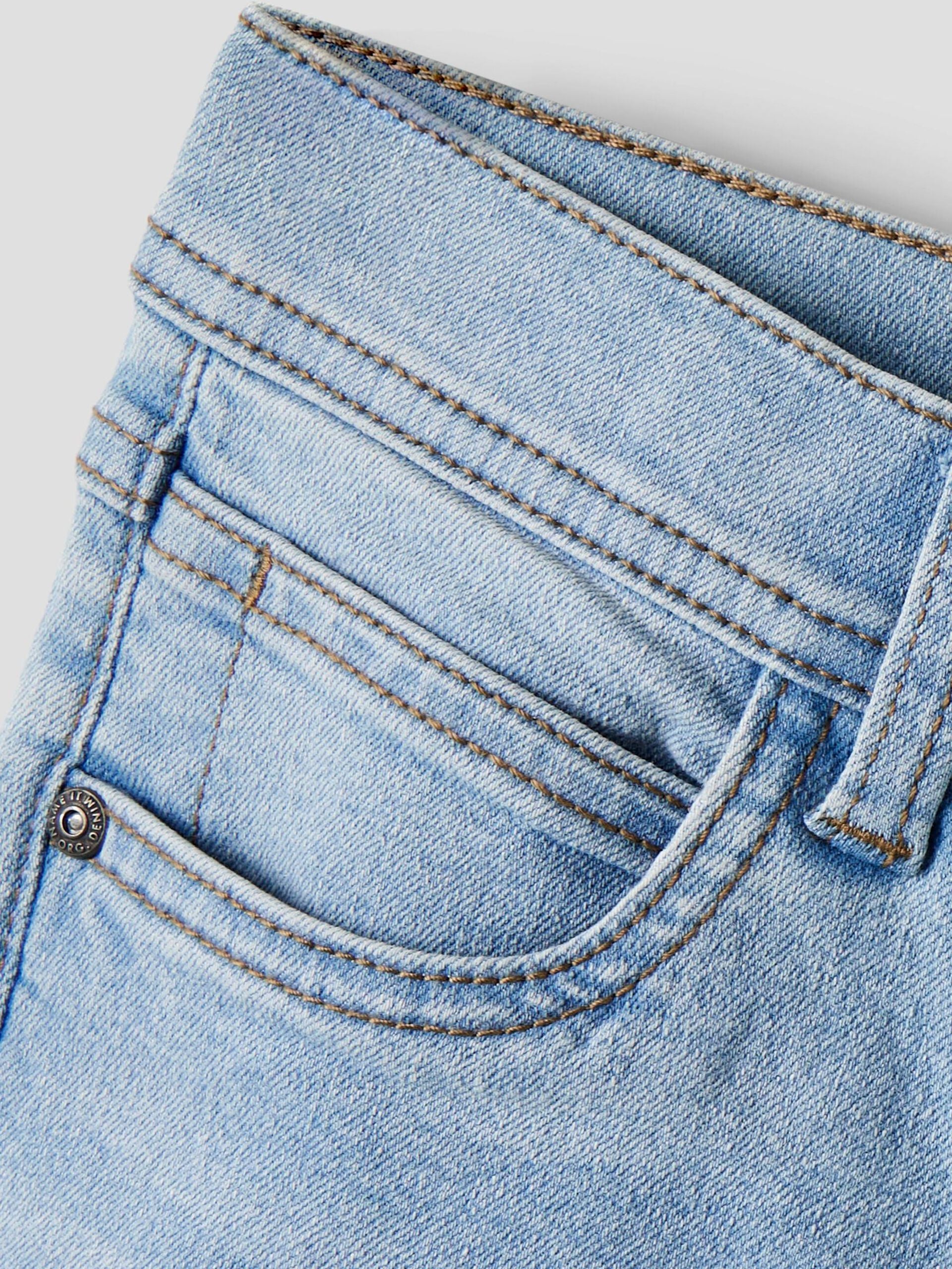 Name It lasten farkut NKMSILAS SLIM JEANS, vaaleansininen, ovat vaaleansinistä denimmateriaalia, jossa on tarkat saumat ja klassinen taskurakenne slim-mallisina.