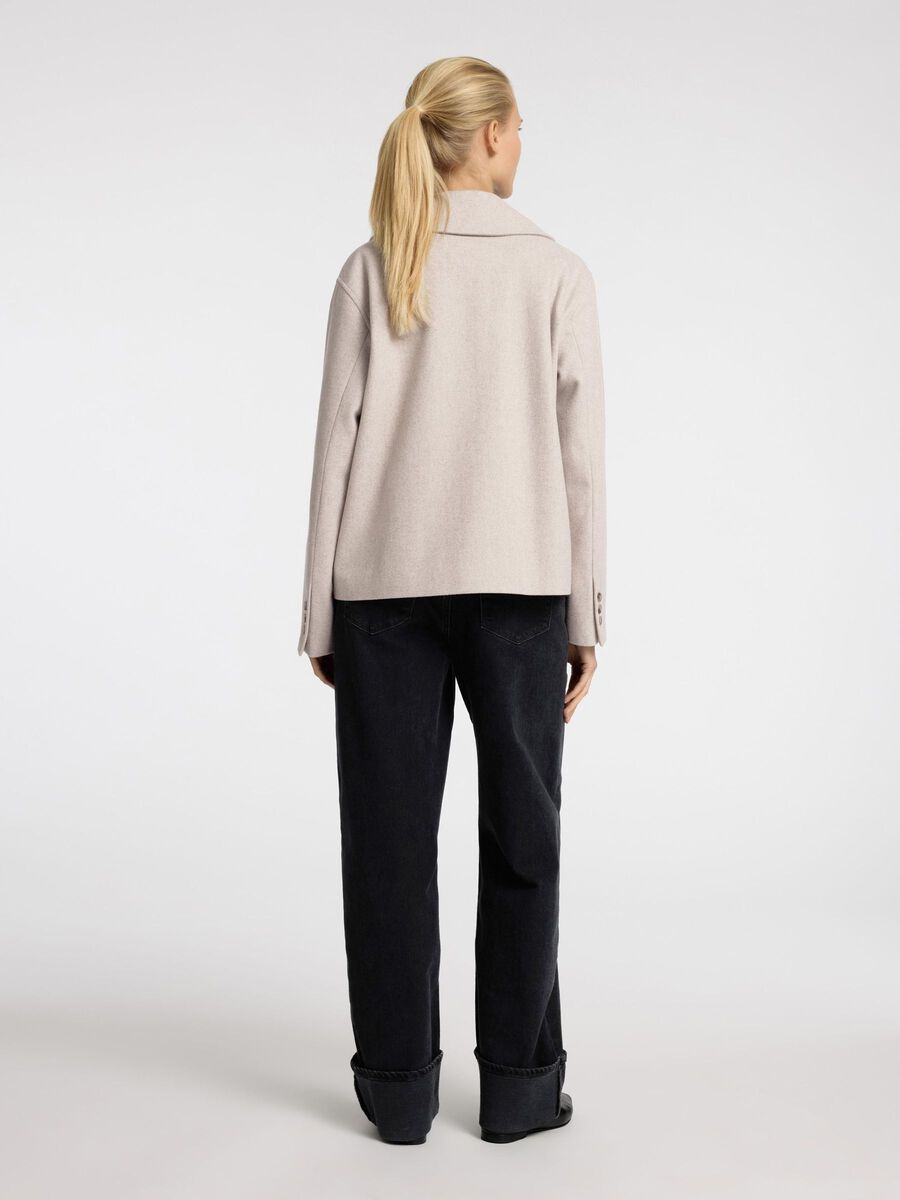 Selected Femme naisten takki, SLFALMA SHORT WOOL JACKET Vaalea Beige, vaalea beige lyhyt villakangastakki, suora leikkaus ja kaksirivinen napitus.
