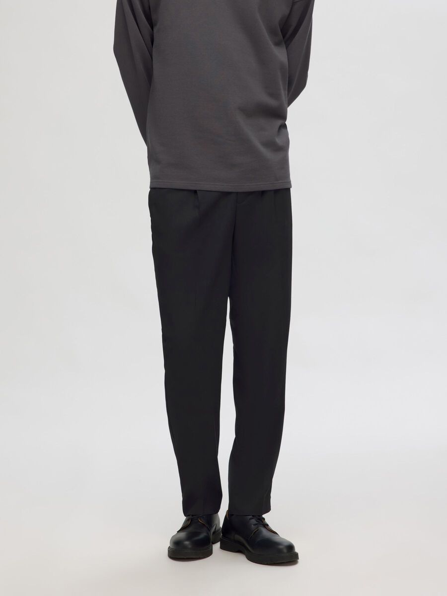 selected-miesten-housut-reg-tapred-leroy-pleat-musta-1