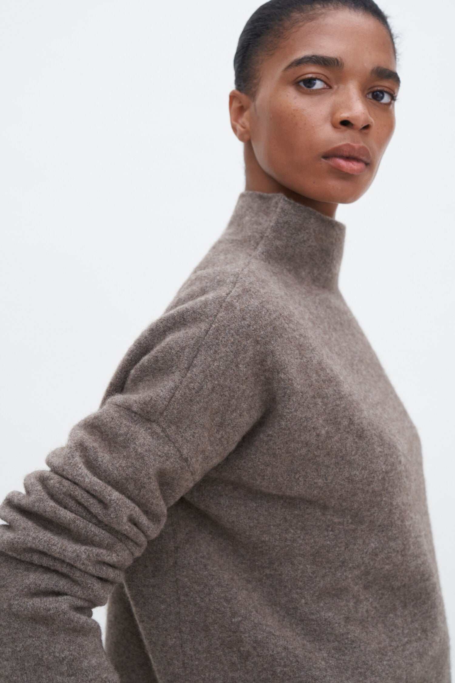 Filippa K naisten neulepusero Mika Yak Funnelneck Sweater, Kaakaonruskea