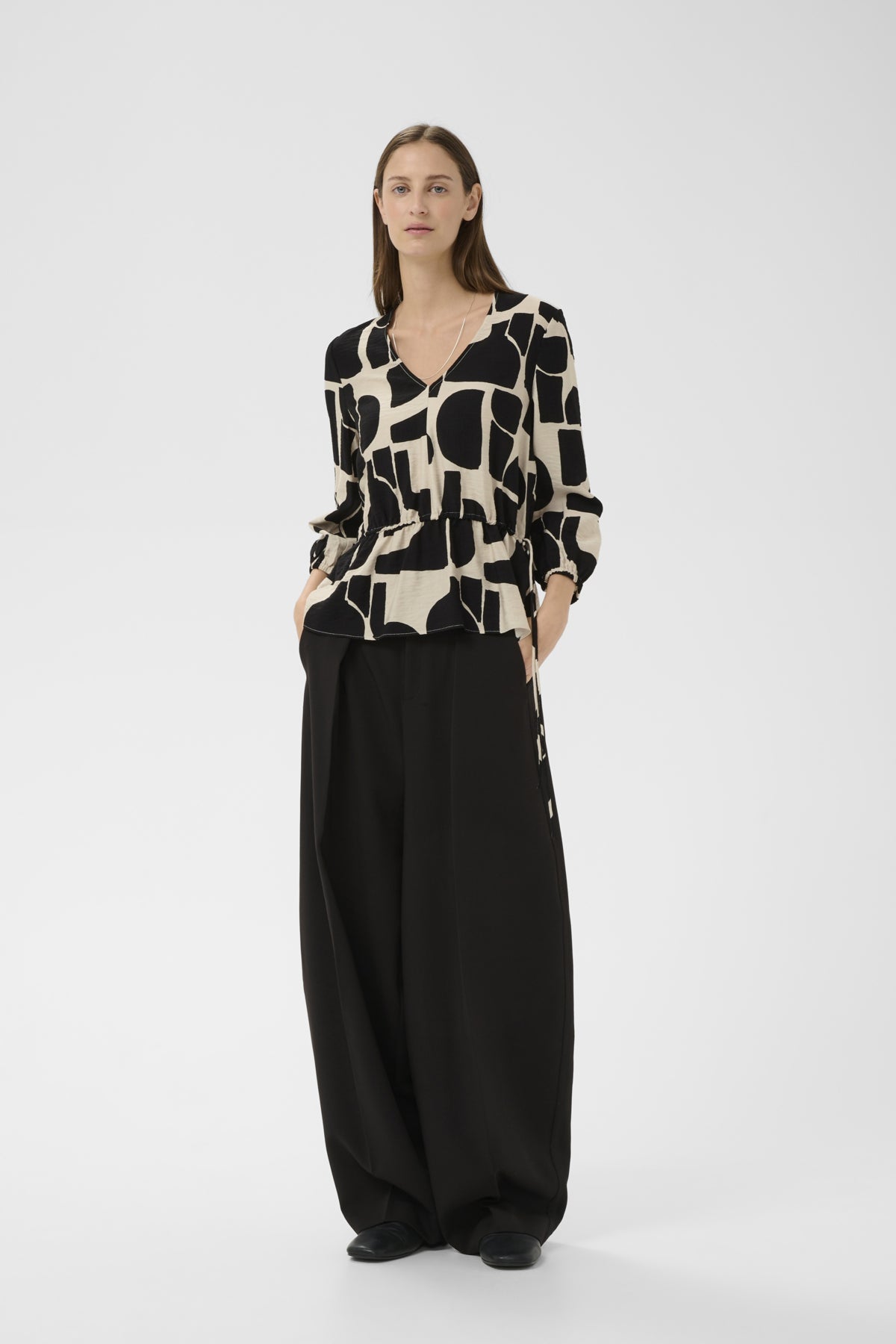 Inwear naisten pusero LYNNIW V-Neck, musta kuosillinen