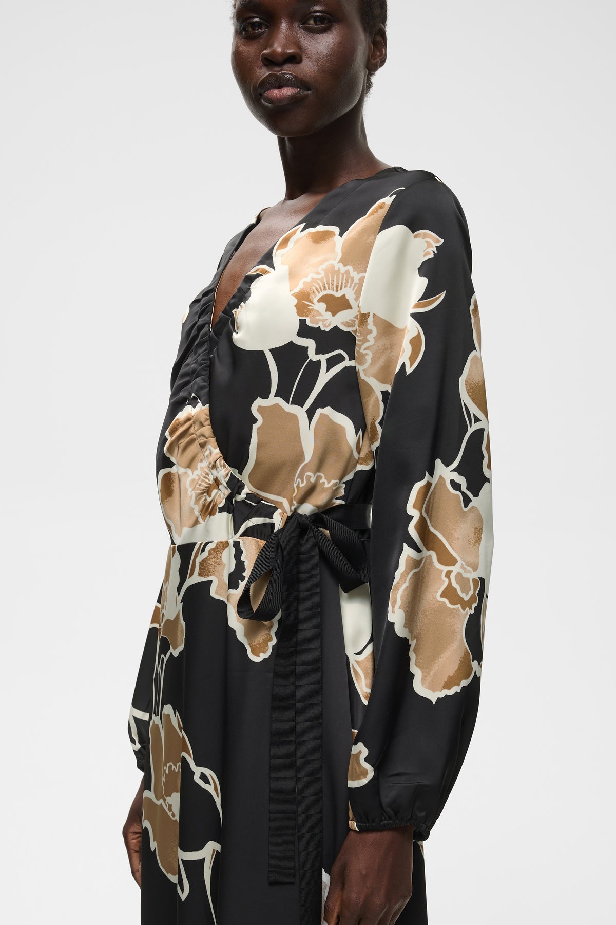 InWear naisten mekko OliveIW Wrap Dress, Black Sketch Flower