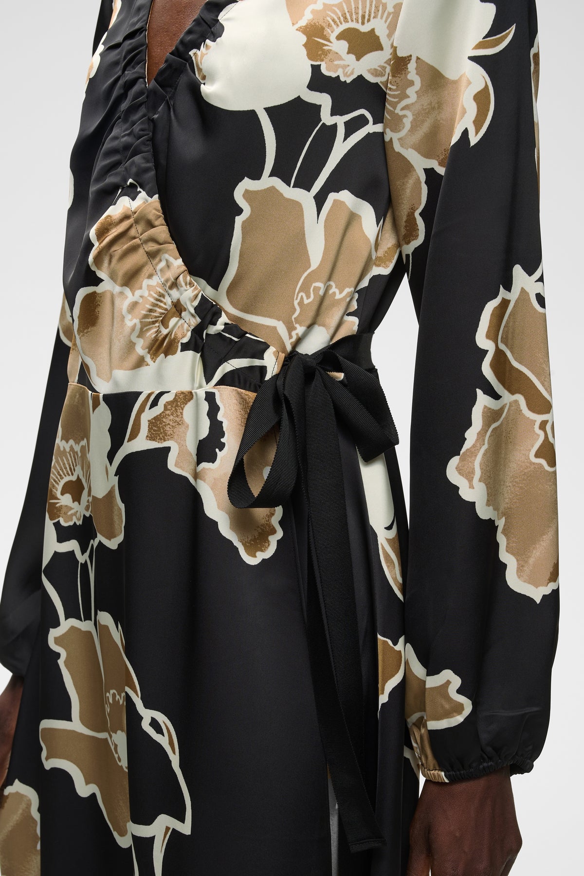 InWear naisten mekko OliveIW Wrap Dress, Black Sketch Flower