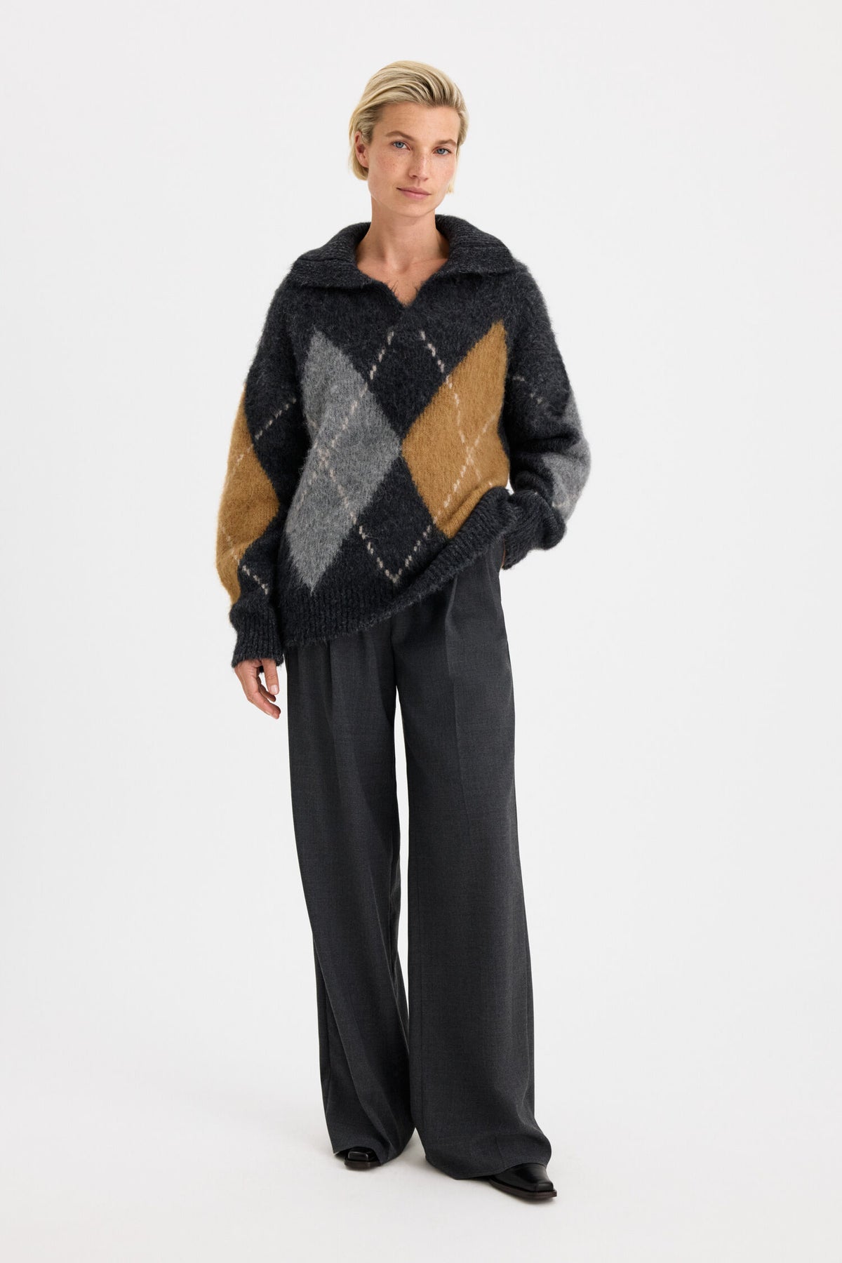 Filippa K naisten neulepusero Alpaca Check Sweater, harmaa kuosillinen, pehmeän näköinen neule, suuri harmaan ja ruskean sävyinen ruutukuosi sekä väljä leikkaus