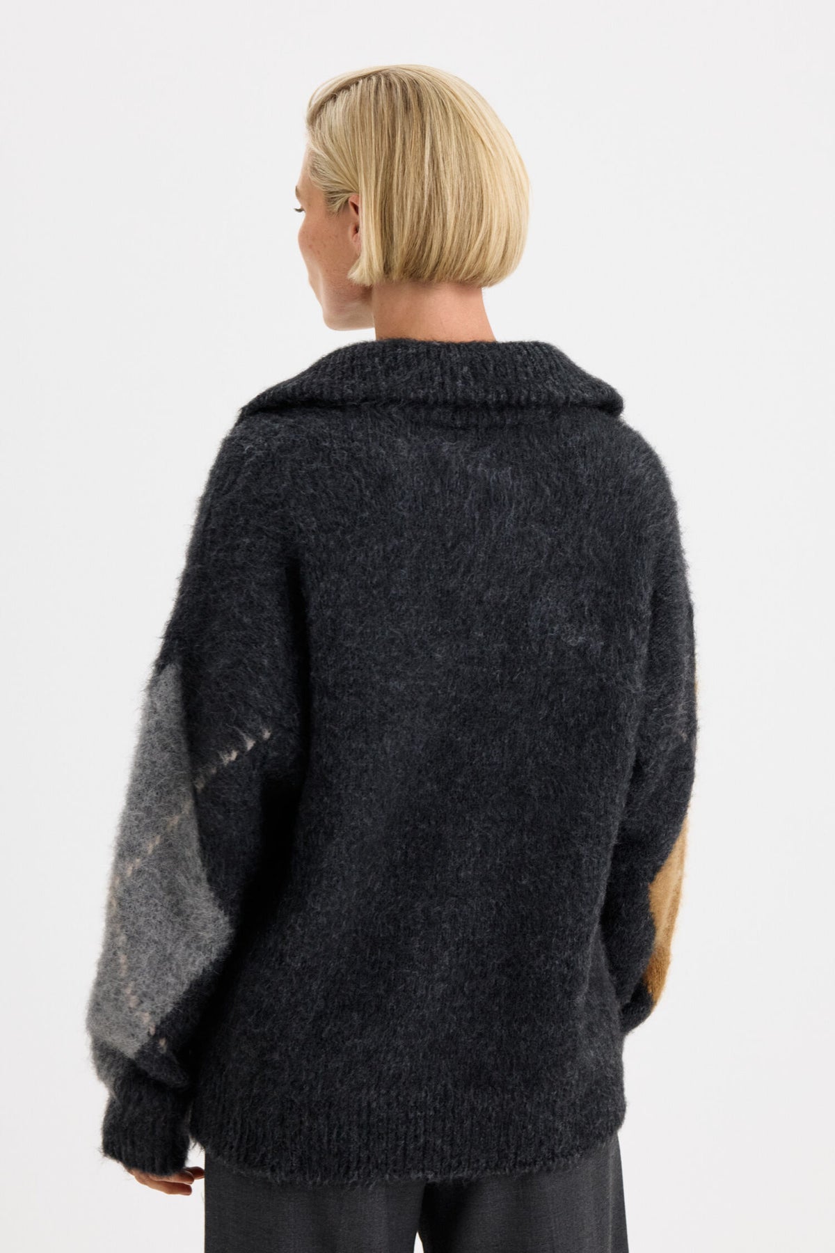 Filippa K naisten neulepusero Alpaca Check Sweater, harmaa kuosillinen, väljä alpakkaneule, jossa on suuri ruutukuosi hihoissa ja ribbineulosreunat