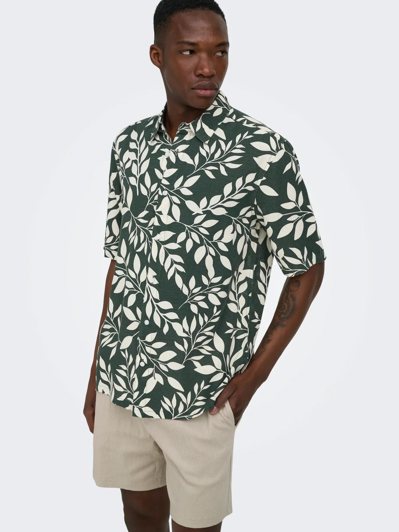 Only and Sons miesten kauluspaita Onsharvi Life SS Aop Shirt, Darkest Spruce Gardenia