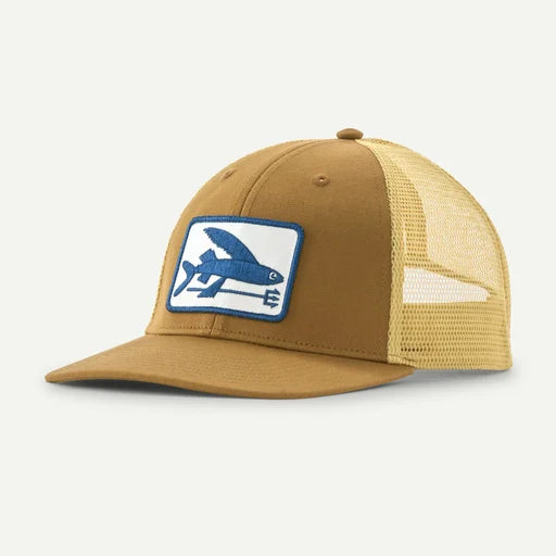 Patagonia miesten lippis Flying Fish LoPro Trucker Hat, sinapinkeltainen lippalakki, jossa edessä sinivalkoinen lentokalan kuvio ja hengittävä verkkopäällys takana.