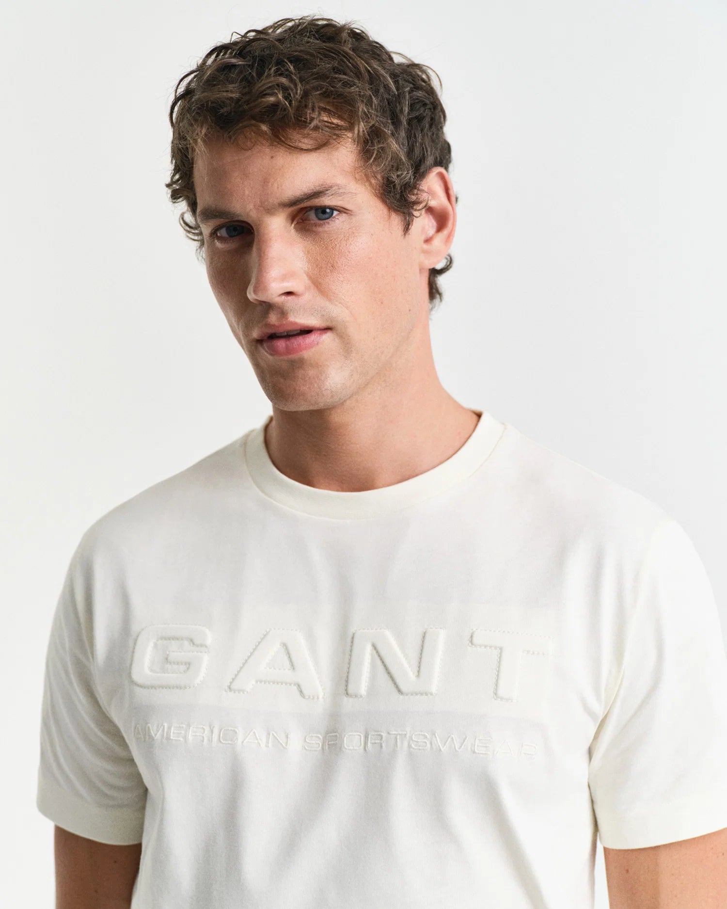 Gant miesten T-paita Embossed Graphic C-neck, luonnonvalkoinen