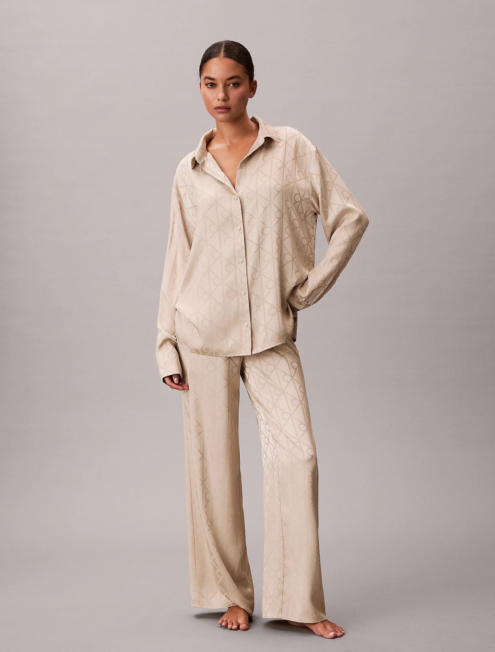 Calvin Klein naisten pyjamasetti K-SATIN AOP SET, vaalea beige