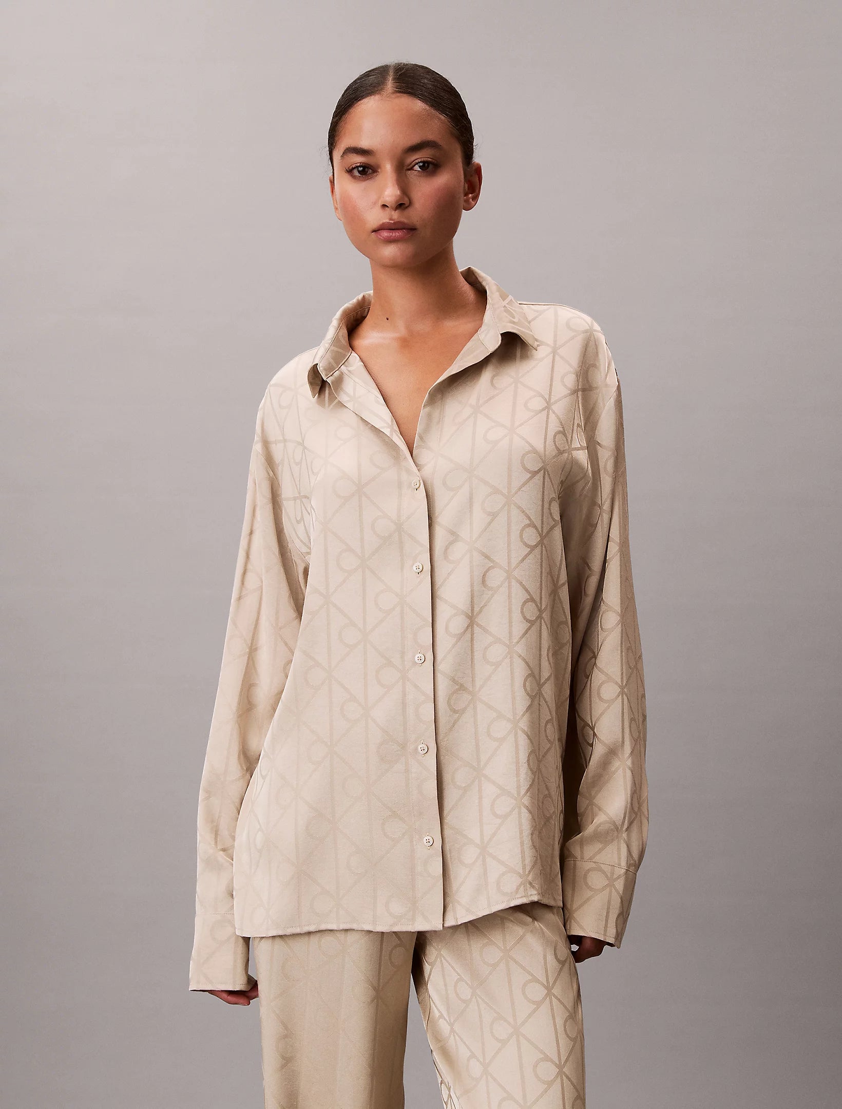 Calvin Klein naisten pyjamasetti K-SATIN AOP SET, vaalea beige