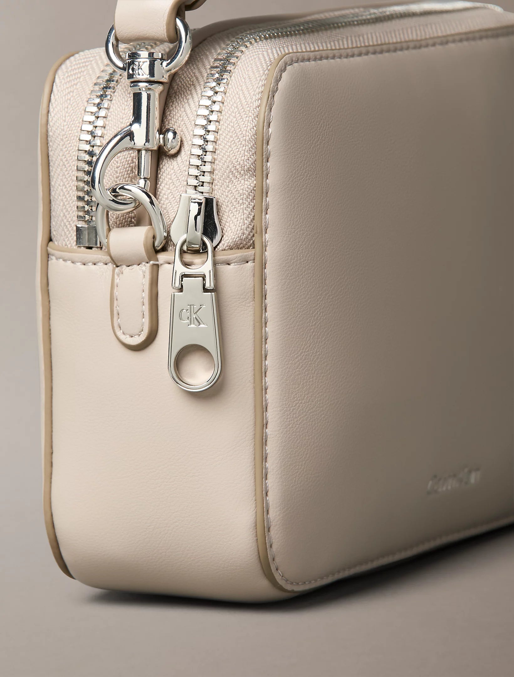 Calvin Klein Accessories naisten laukku Webbing Double Strap Camera Bag, vaalea beige