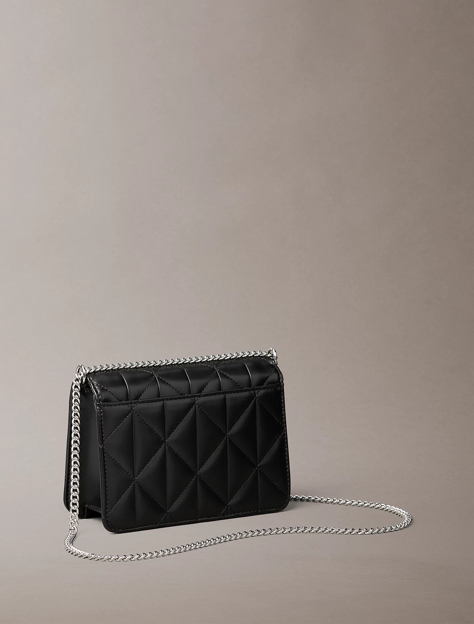 Calvin Klein Accessories naisten laukku QUILTED MINI CHAIN BAG, musta