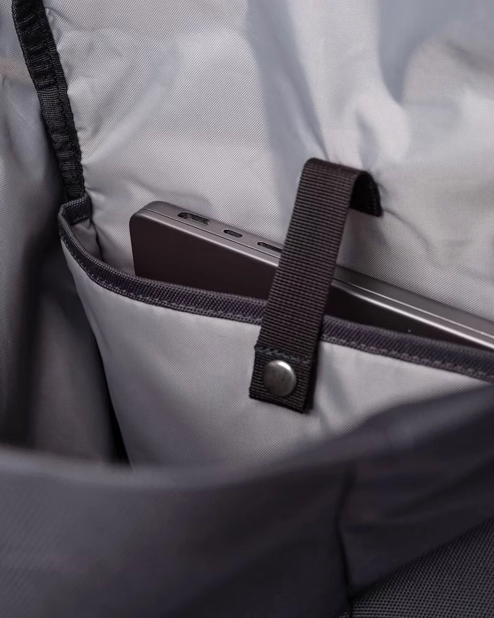 GROUND Rolltop Backpack L TUMMANHARMAA