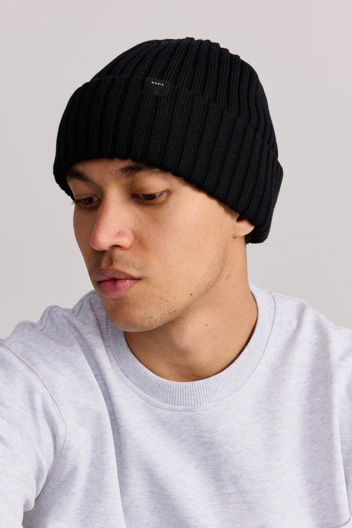 EERIK BEANIE MUSTA