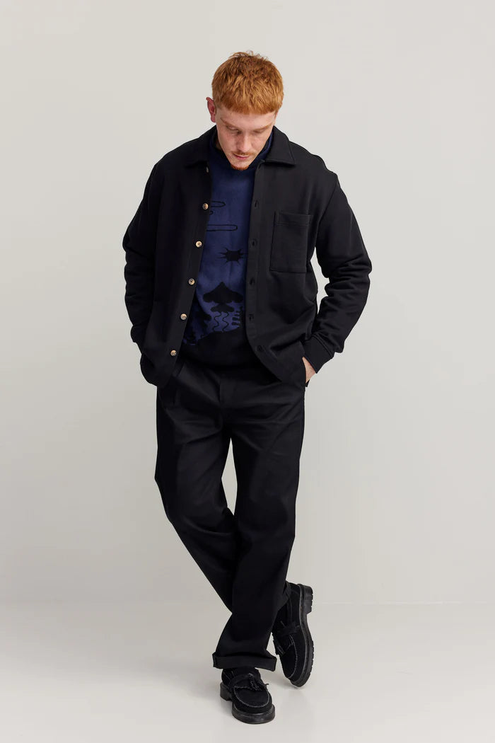 Makia miesten PAITATAKKI, PROCESS OVERSHIRT HEAVY JERSEY Musta, leikattu rennosti suoraan ja valmistettu paksusta, painojersey-materiaalista, jossa edessä nappilista ja rintatasku.