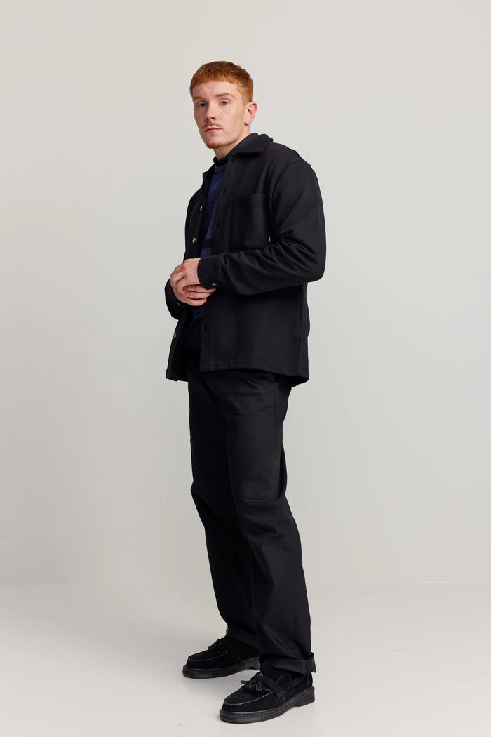 Makia miesten PAITATAKKI, PROCESS OVERSHIRT HEAVY JERSEY Musta, suoralinjainen malli, paksua jerseymateriaalia, edessä nappikiinnitys ja rintatasku.