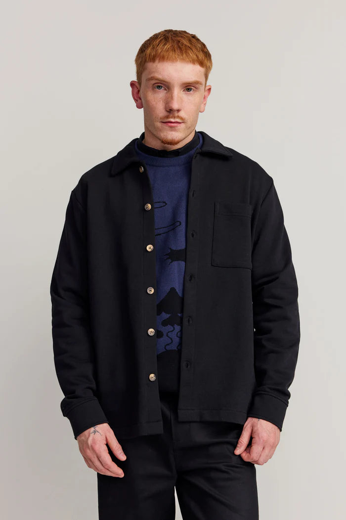 Makia miesten PAITATAKKI, PROCESS OVERSHIRT HEAVY JERSEY Musta, suoraleikkauksella, pitkähihainen ja yhtenäinen musta väri, valmistettu paksusta jerseykankaasta, edessä nappikiinnitys ja rintatasku.