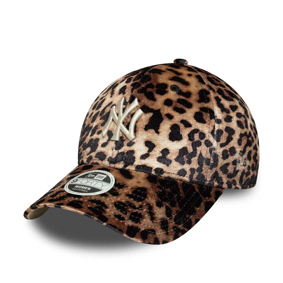 New Era naisten lippis FEMALE LEO VELOUR 9FORTY® NEW YORK YANKE, ruskea kuosillinen