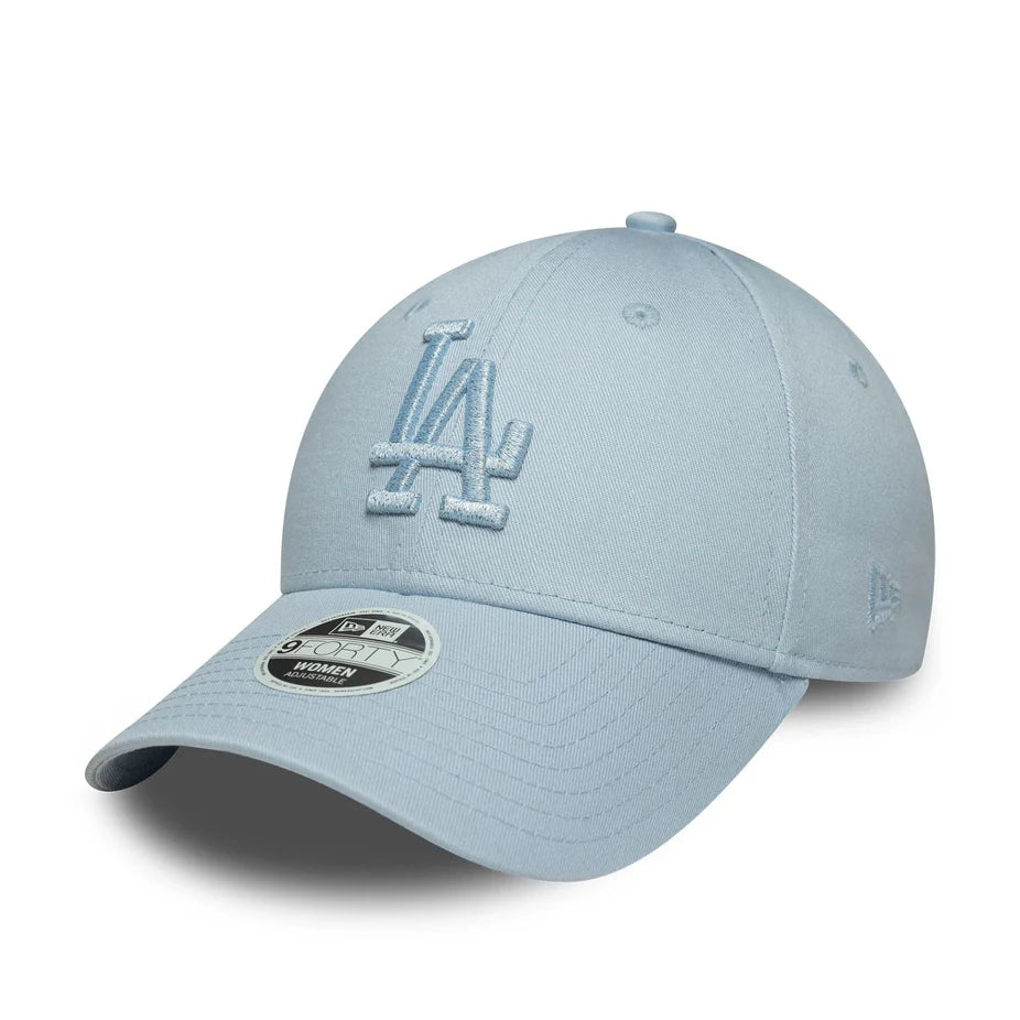 New Era naisten lippis Female Metallic Logo 9FORTY®, vaaleansininen, pehmeässä kankaassa, jossa kohokuvioitu brändilogolla ja säädettävä takakiinnitys.