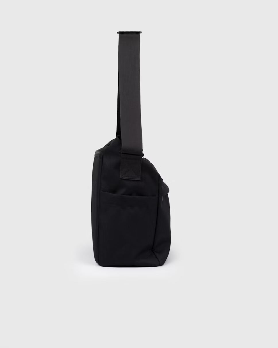 Sandqvist laukku, ICON MESSENGER BAG Musta