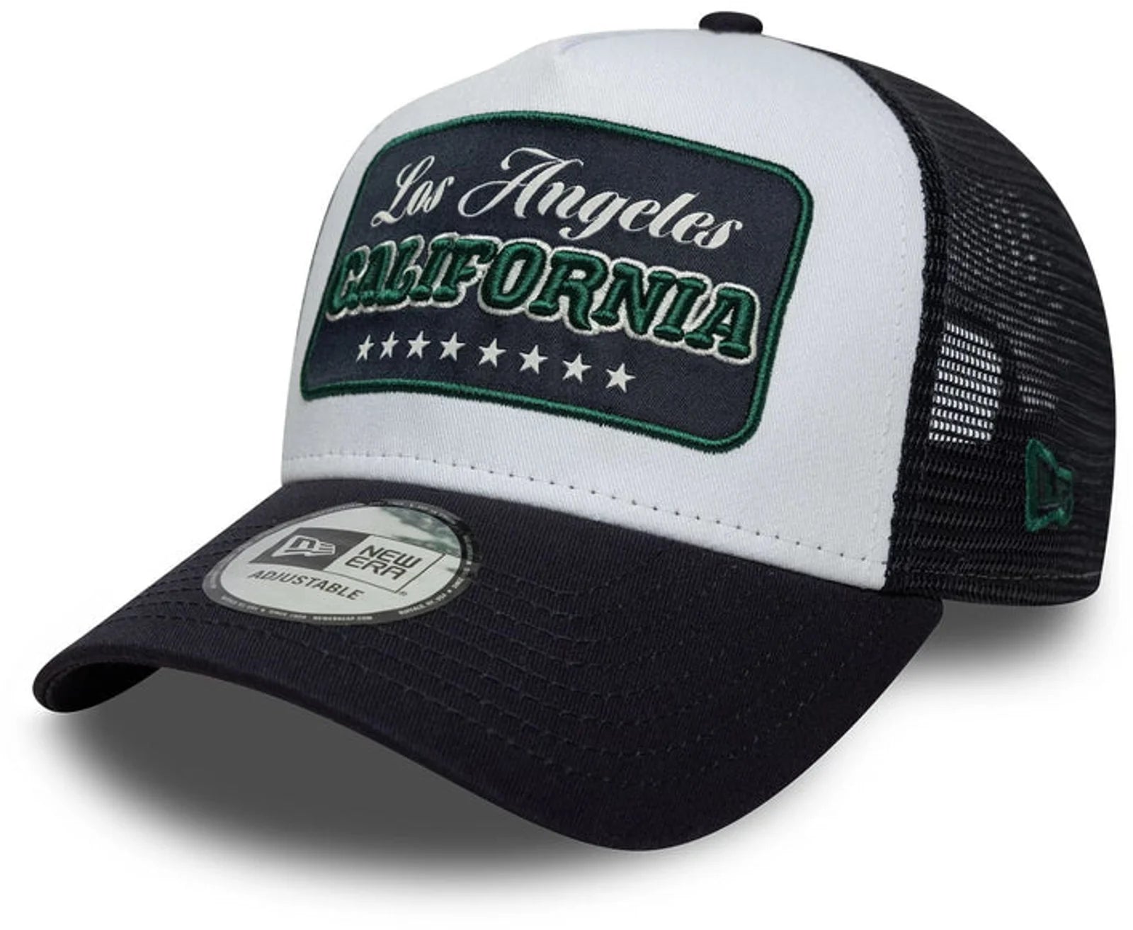 New Era unisex lippis Location Patch Trucker, mustassa lippiksessä on musta lippa, valkoinen etupaneeli ja musta verkkotausta, edessä vihreä ja valkoinen kirjailtu Location Patch -merkki.