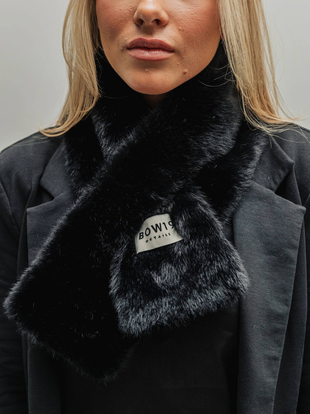 Bow 19 naisten huivi Anais Scarf, musta