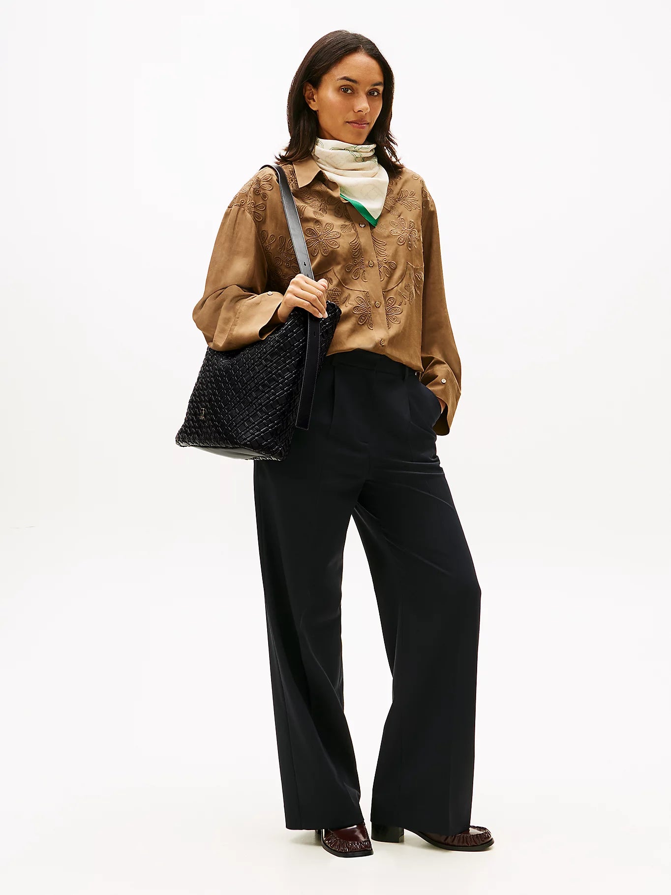 Tommy Hilfiger naisten laukku TH BRAIDED MAXI HOBO, musta