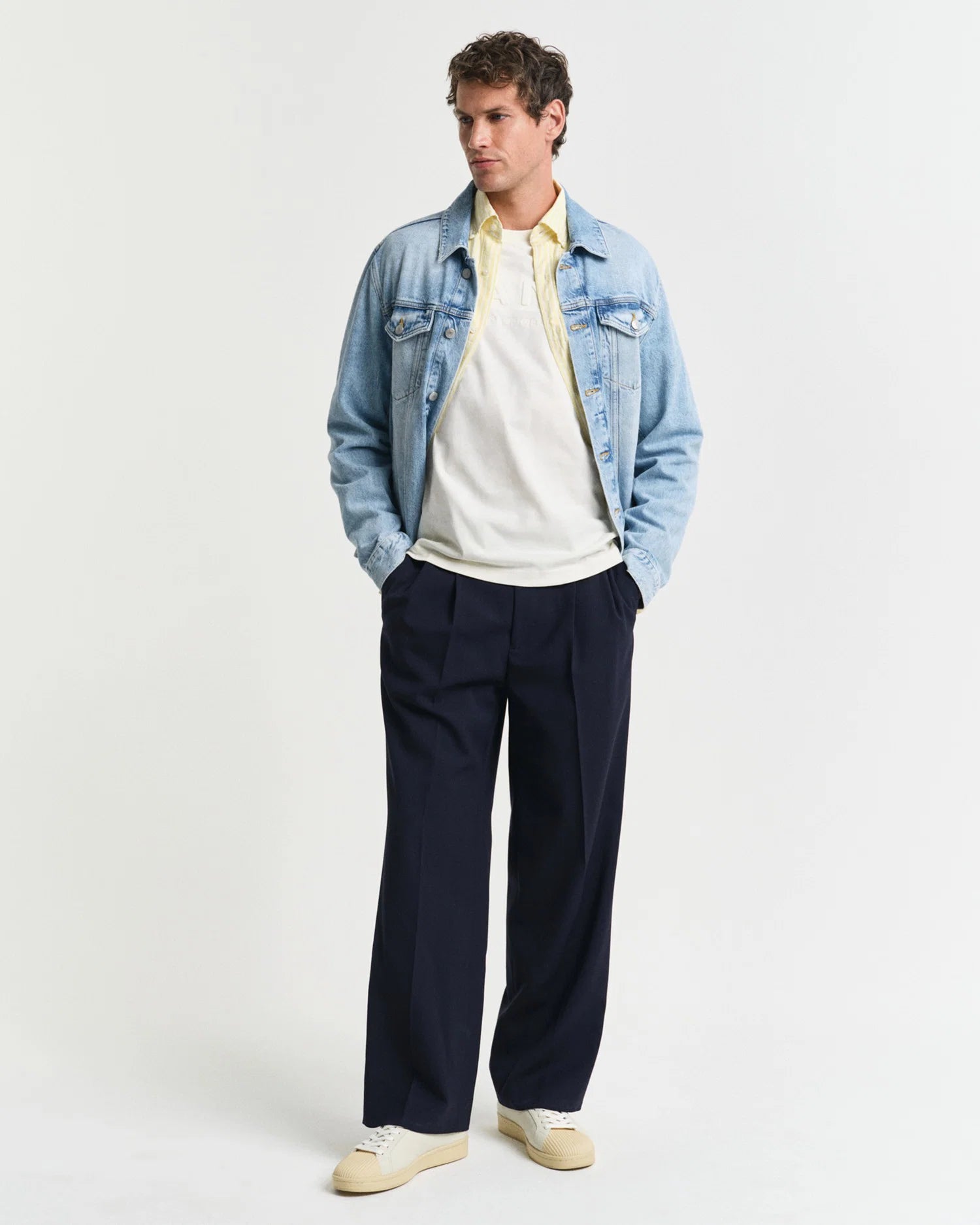 Gant miesten T-paita Embossed Graphic C-neck, luonnonvalkoinen