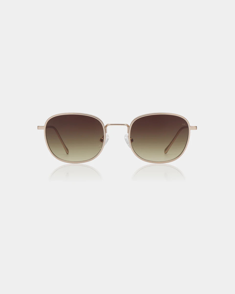 A.Kjaerbede unisex aurinkolasit Hello, kullankeltainen metallikehyksillä ja suorakaiteenmuotoisilla, tummenevilla linsseillä, minimalistinen ja kevyt design.