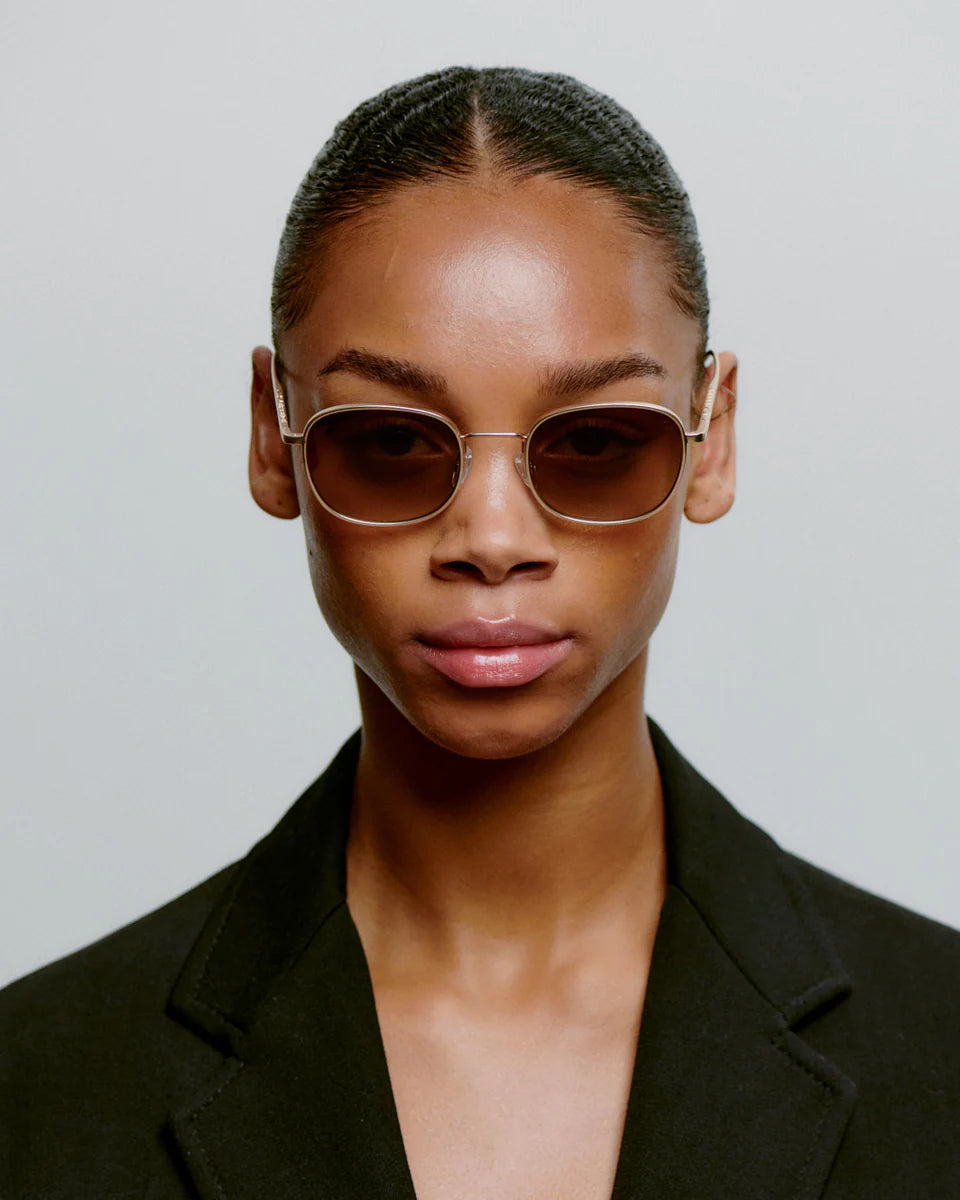 A.Kjaerbede unisex aurinkolasit Hello, kullankeltainen -kevyet metallikehykset kultaisessa sävyssä, soikeat tummanruskeat linssit ja minimalistinen design, sopivat unisex-mitoituksella.