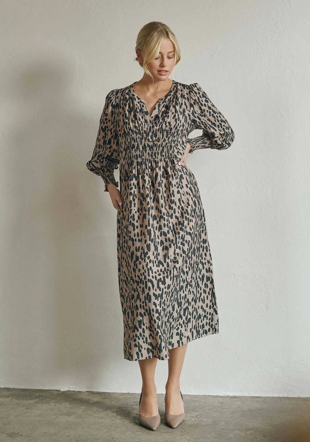 Isay mekko Ane V-Neck Dress, musta kuosi