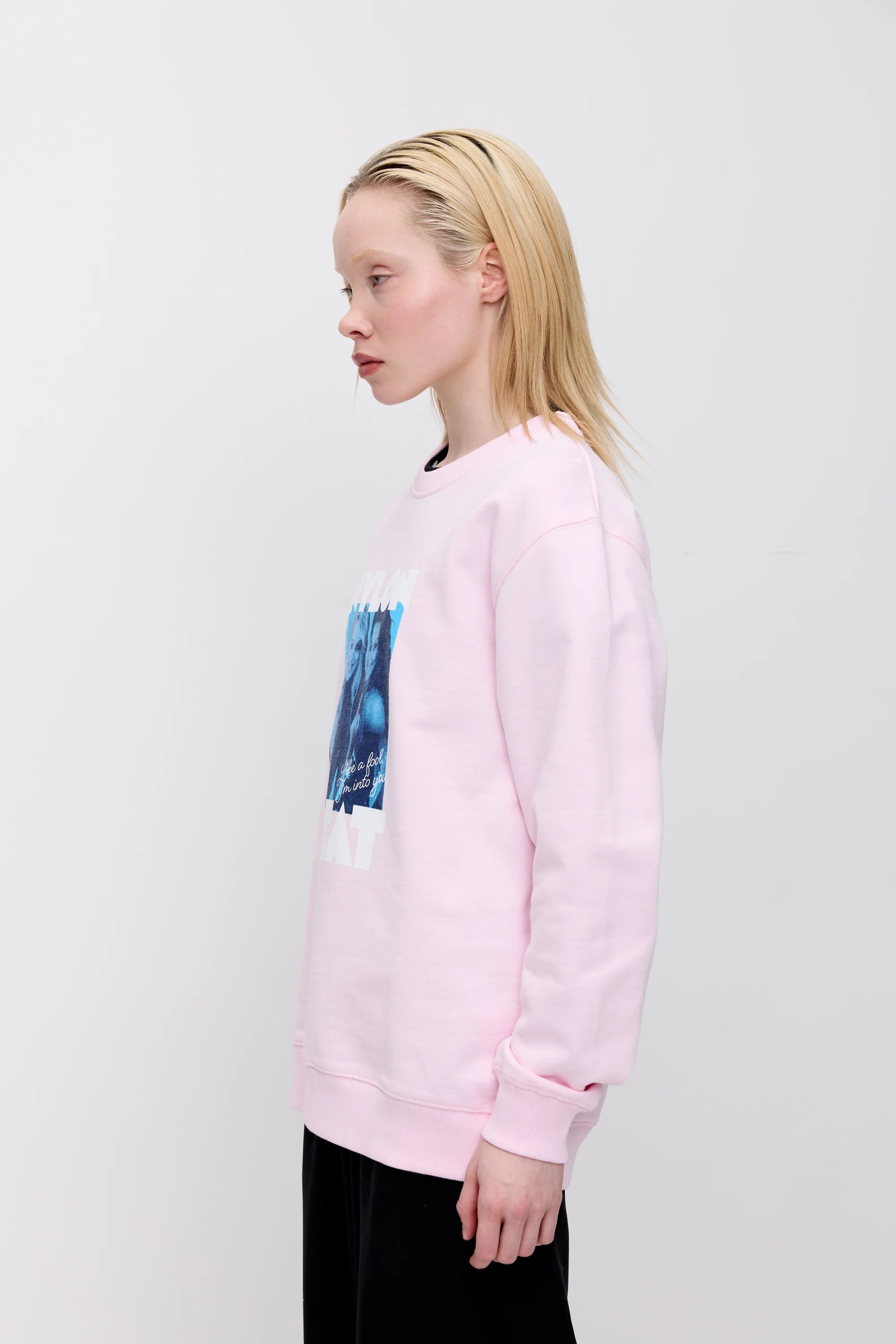 Makia x Nylon Beat collegepaita Like a Fool Sweatshirt, vaaleanpunainen