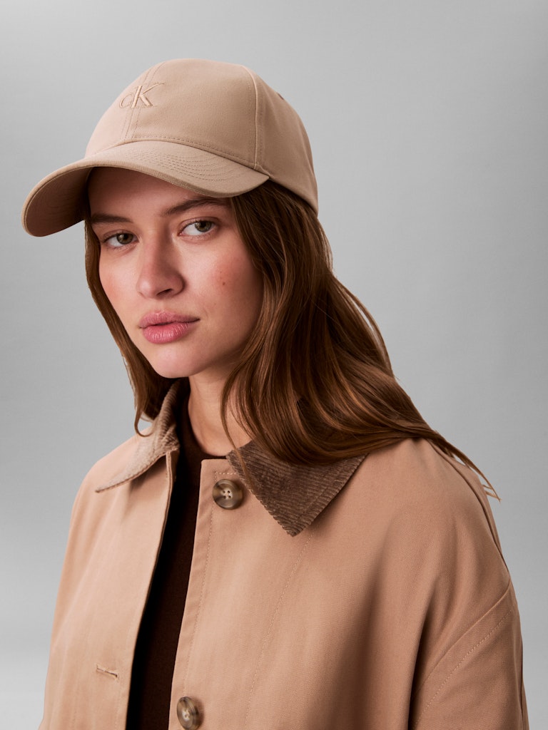 Calvin Klein Accessories naisten lippis Monogram Embroidery Baseball Cap, vaalea beige