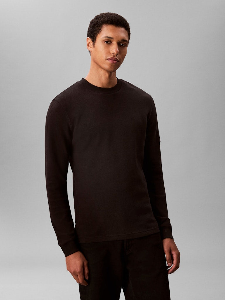 Calvin Klein Jeans miesten pitkähihainen vohvelikankainen paita hihamerkillä, Badge Waffle LS Tee, musta