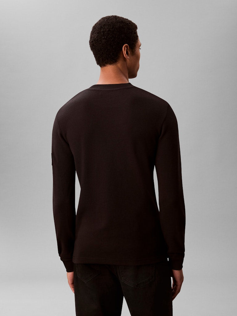 Calvin Klein Jeans miesten pitkähihainen vohvelikankainen paita hihamerkillä, Badge Waffle LS Tee, musta