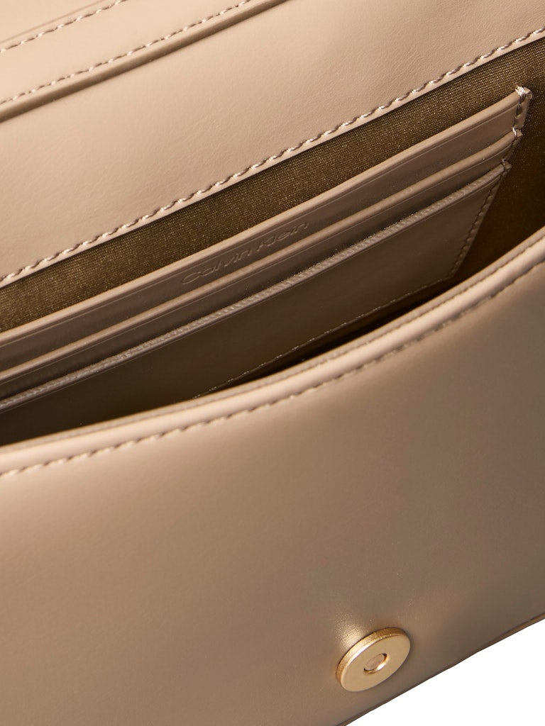 Calvin Klein Accessories naisten laukku QUILTED MINI CHAIN BAG, vaalea beige